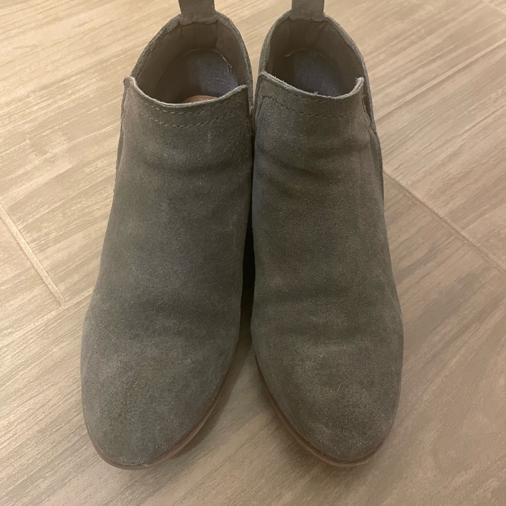 Grey booties. - Picture 2 of 4